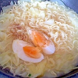 ゆで卵とキャベツと玉ねぎの塩ラーメン